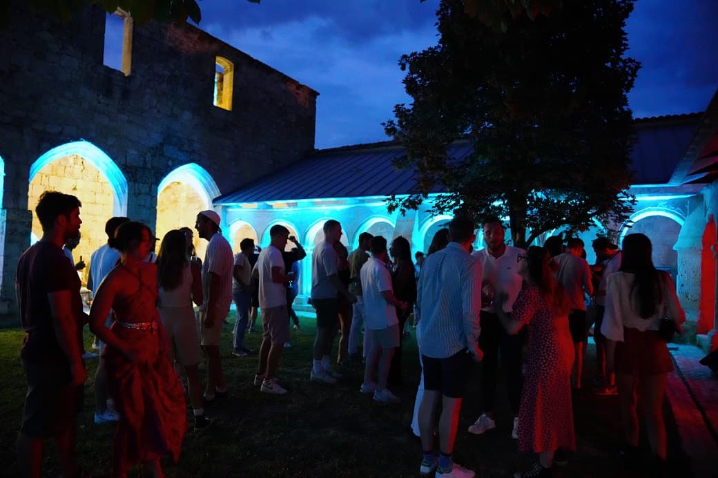 L’IBOAT investit le cloitre des Cordeliers à Saint-Emilion pour organiser des rendez-vous électro