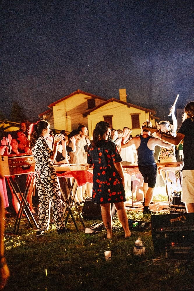 Udada transporte Saint-Jean-de-Luz sur un manège festif géant