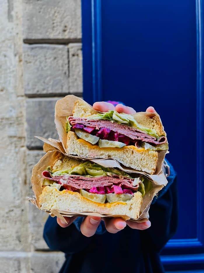 Restaurants à Bordeaux insolites : du brunch ensoleillé au bar caché, découvrez ces 6 adresses
