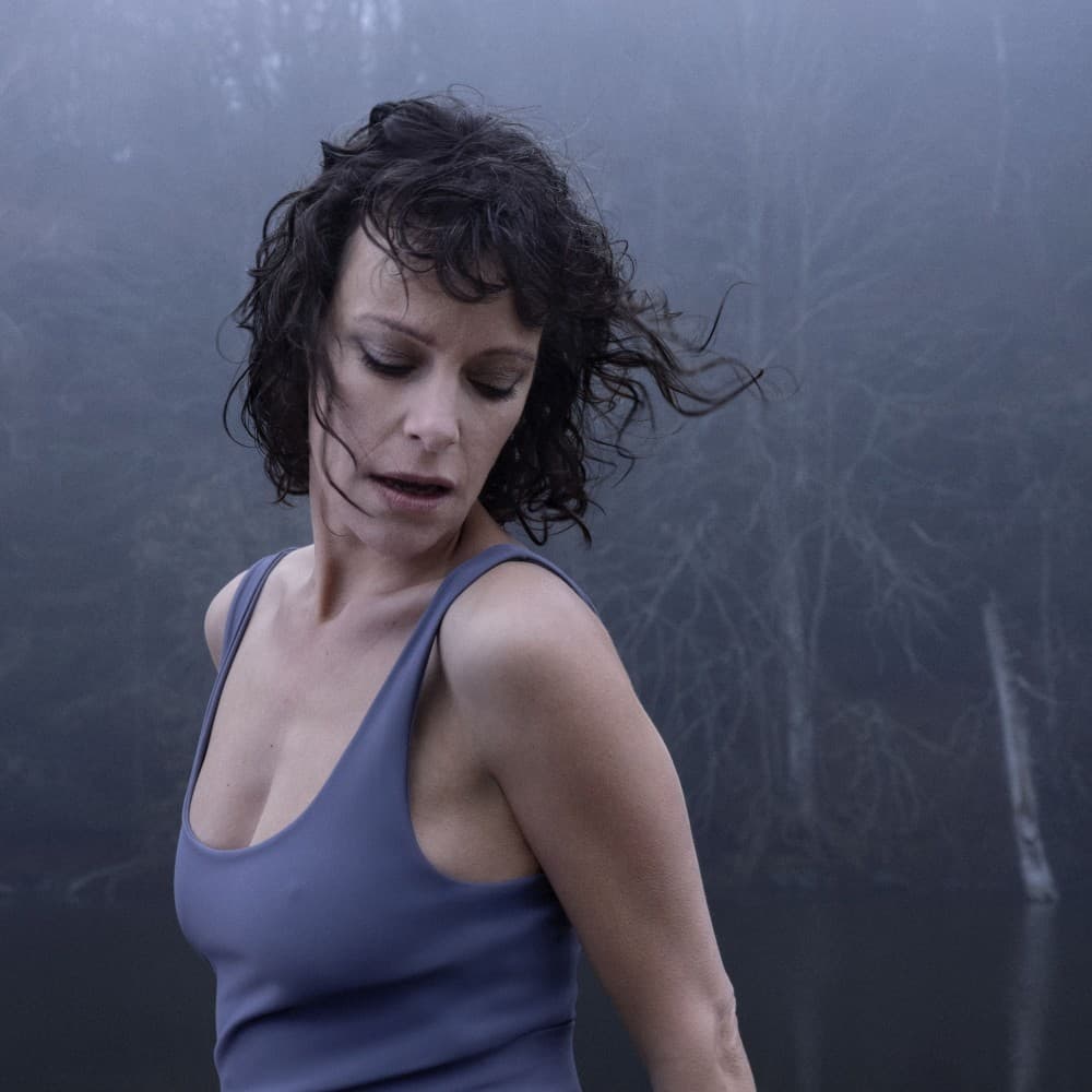 Emily Loizeau toujours perchée sur la branche de la passion musicale
