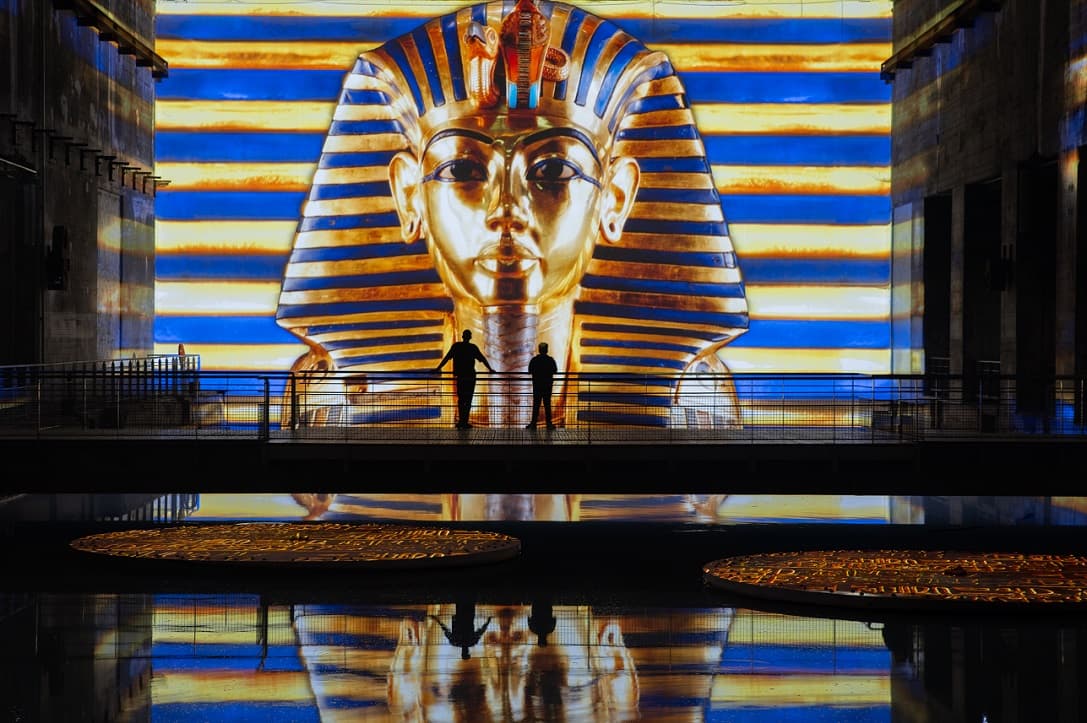 Les Bassins des lumières à Bordeaux se couvrent de tout l’or des pharaons