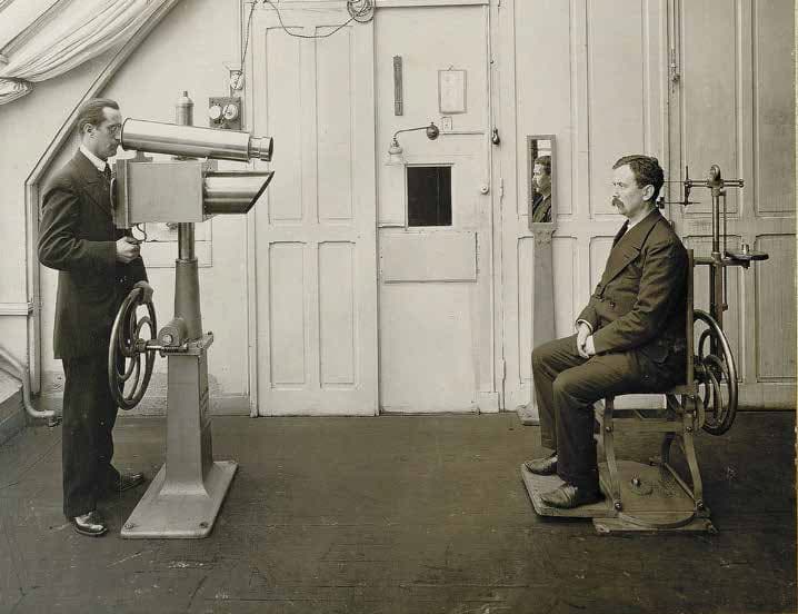 Alphonse Bertillon aux archives de la Gironde : le crime à la loupe