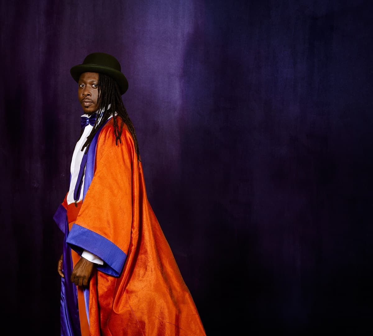 Faada Freddy, dandy à la voix d’or, revient pour un concert a cappella.