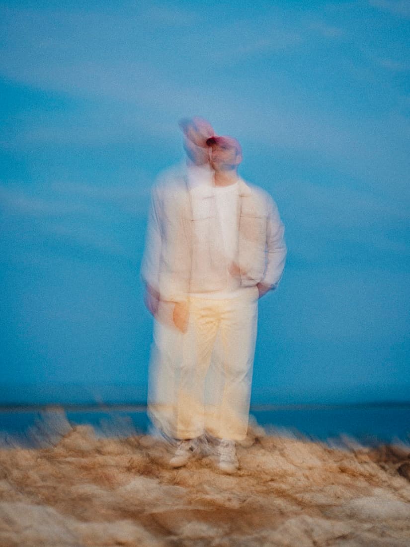 Isaac Delusion de retour avec son envoutante nostalgie à la sauce electro-pop